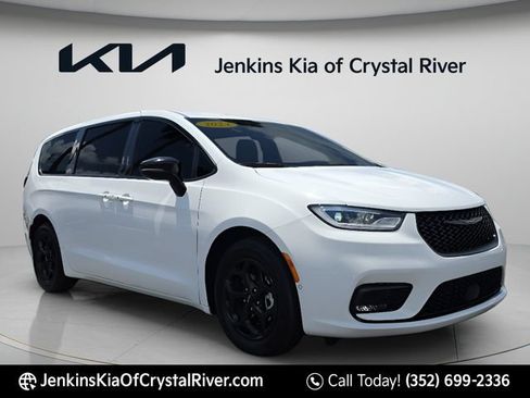 Used 2024 Chrysler Pacifica Limited w/ Uconnect Theater Family Group FWD image 1