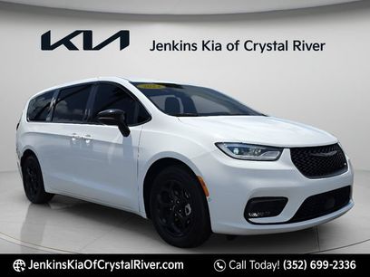 Used 2024 Chrysler Pacifica Limited w/ Uconnect Theater Family Group