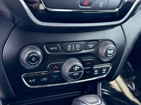 Used 2022 Jeep Cherokee Limited image 30