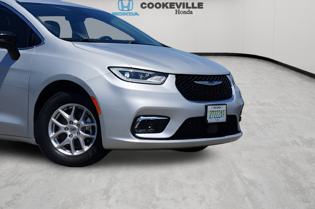 Used 2024 Chrysler Pacifica Touring-L FWD image 3