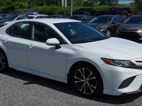Used 2020 Toyota Camry SE FWD image 3