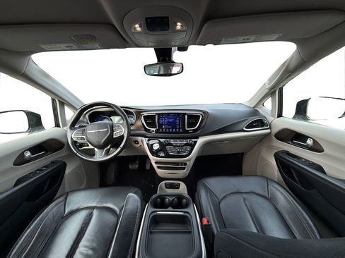 Used 2017 Chrysler Pacifica Touring-L image 18