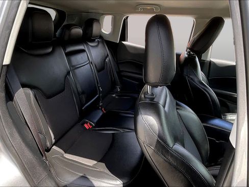 Used 2019 Jeep Compass Latitude w/ Cold Weather Group FWD image 20