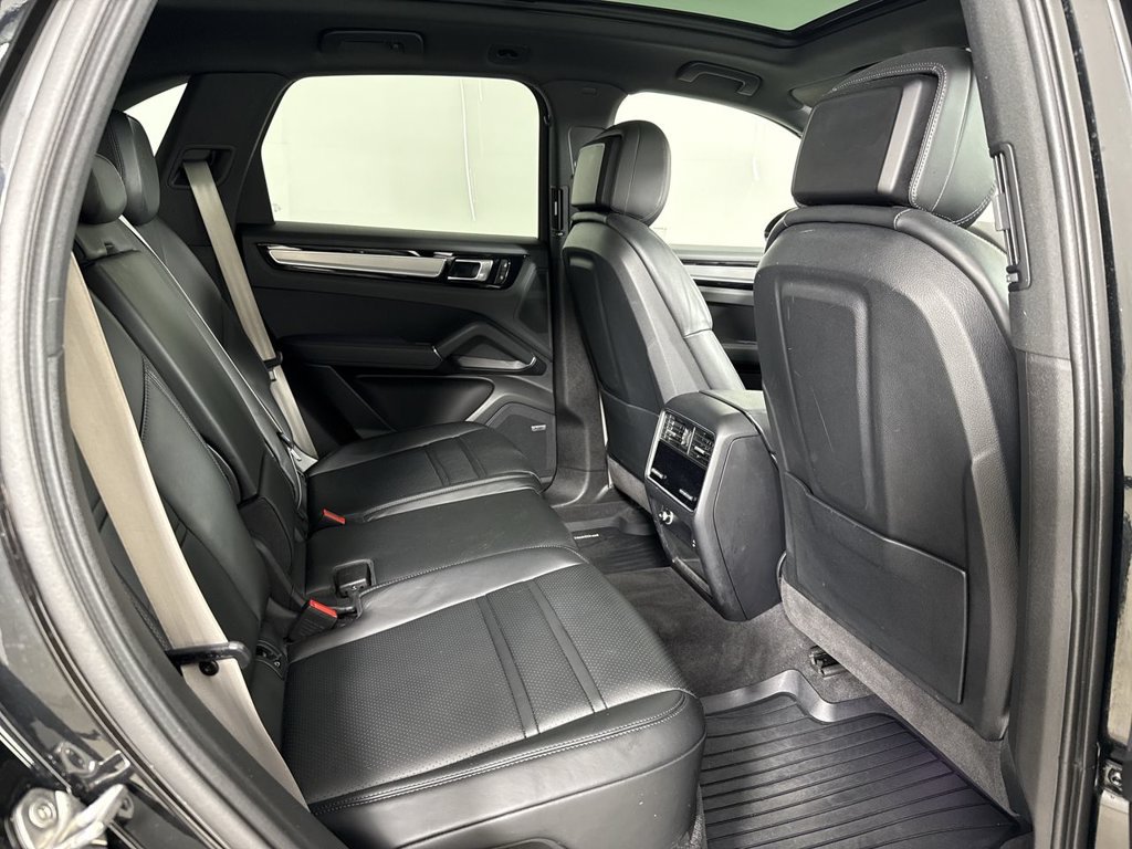 Certified 2023 Porsche Cayenne Platinum Edition AWD/4WD image 25
