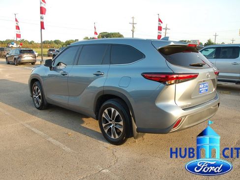 Used 2022 Toyota Highlander XLE FWD image 3