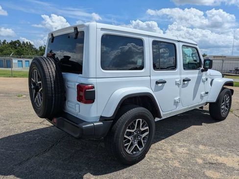 Used 2025 Jeep Wrangler Unlimited Sahara AWD/4WD image 4