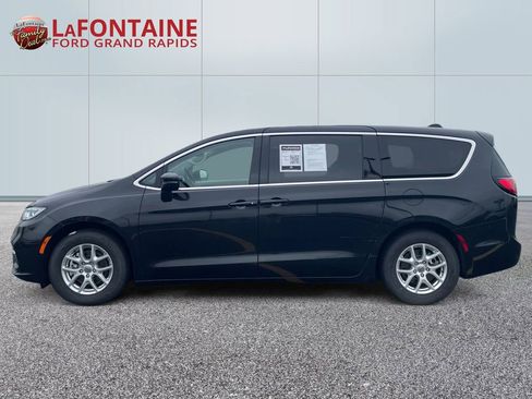 Used 2023 Chrysler Pacifica Touring-L FWD image 4