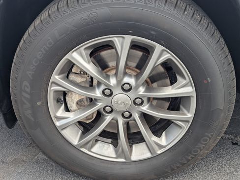 Used 2019 Jeep Cherokee Latitude Plus w/ Cold Weather Group AWD/4WD image 13