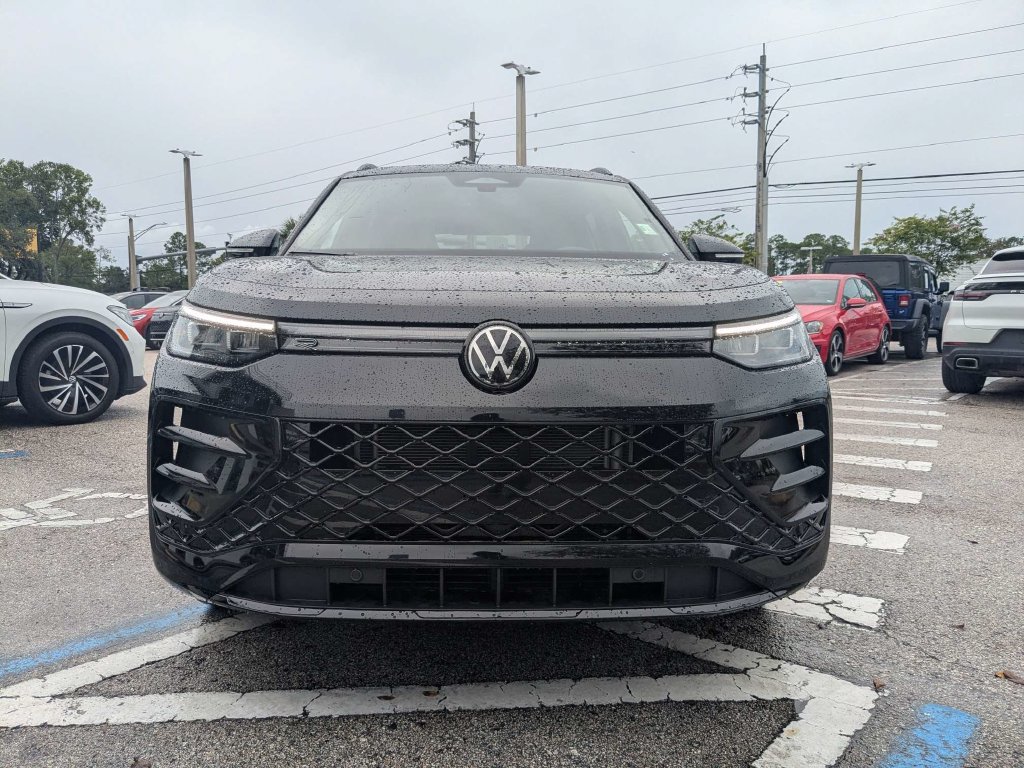 Certified 2026 Volkswagen Tiguan SE R-Line FWD image 9