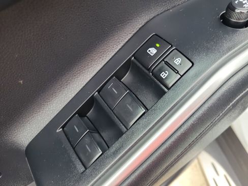 Used 2023 Toyota Highlander XLE image 14