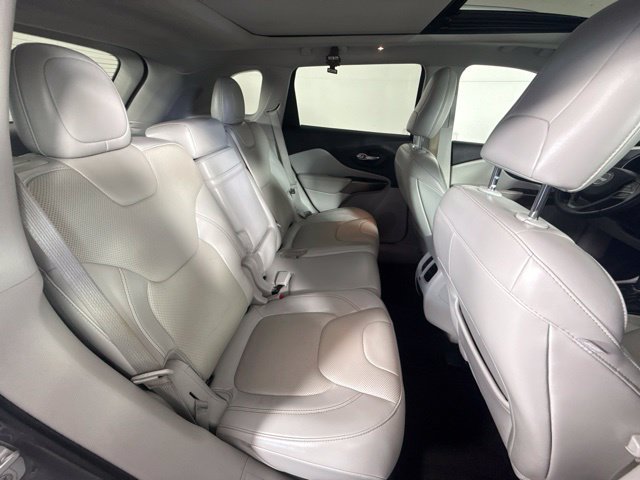 Used 2019 Jeep Cherokee Limited w/ Luxury Group AWD/4WD image 30
