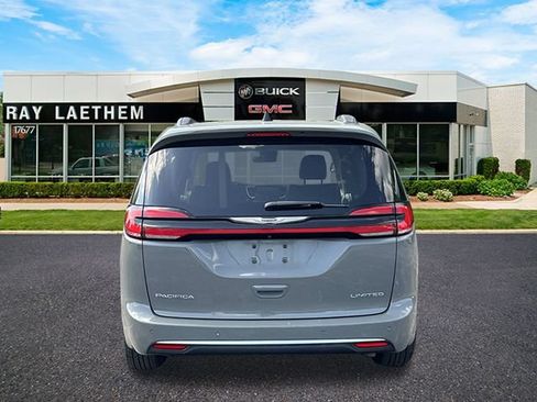 Used 2023 Chrysler Pacifica Limited FWD image 4