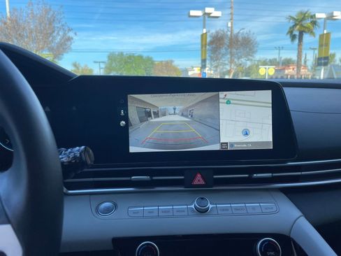 Used 2025 Hyundai Elantra Limited image 24