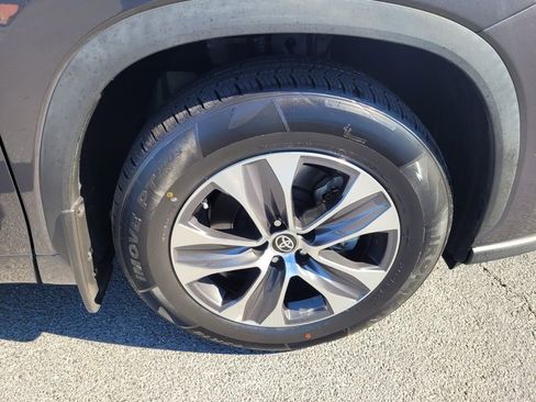 Certified 2024 Toyota Highlander XLE image 18
