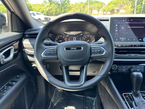 Used 2025 Jeep Compass Trailhawk AWD/4WD image 30