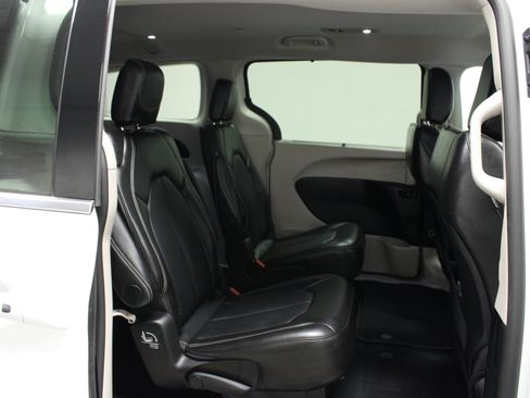 Used 2024 Chrysler Pacifica Touring-L FWD image 16