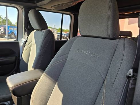 Used 2024 Jeep Wrangler Unlimited Sahara w/ Technology Group AWD/4WD image 6