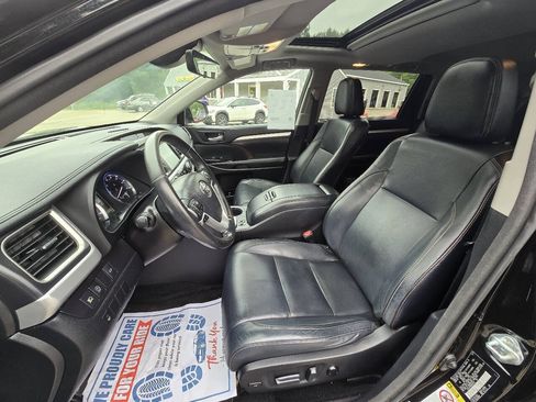 Used 2017 Toyota Highlander XLE w/ Carpet Mat Package AWD/4WD image 15