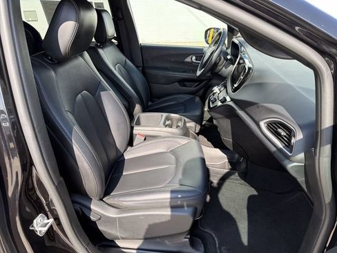 Used 2025 Chrysler Pacifica Select FWD image 26