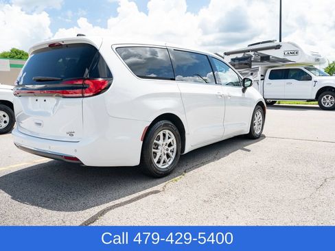 Used 2023 Chrysler Pacifica Touring-L FWD image 6