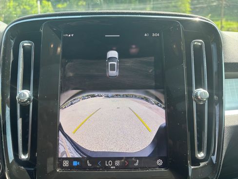 Used 2024 Volvo XC40 B5 Core image 17