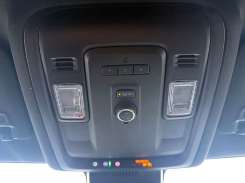 Used 2023 GMC Yukon XL SLT image 31