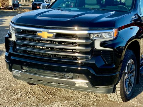 Used 2024 Chevrolet Silverado 1500 High Country w/ Technology Package image 9