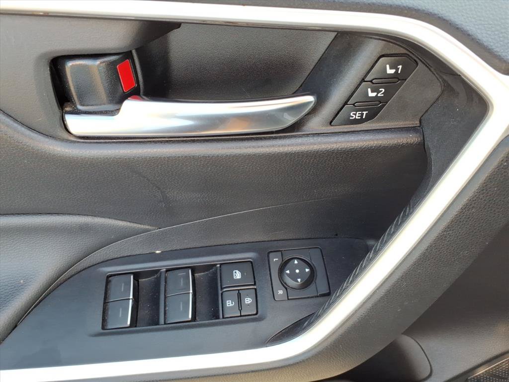 Used 2022 Toyota RAV4 XLE Premium AWD/4WD image 25