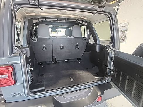 Used 2025 Jeep Wrangler Unlimited Rubicon AWD/4WD image 18