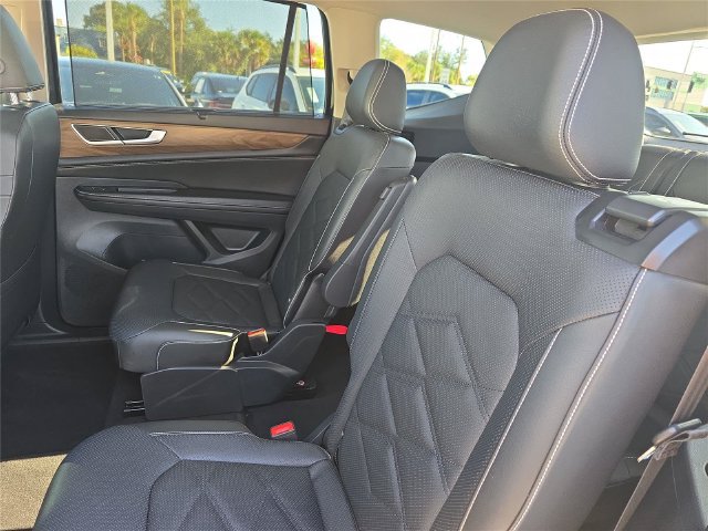 Used 2024 Volkswagen Atlas SE w/ Panoramic Sunroof Package FWD image 12