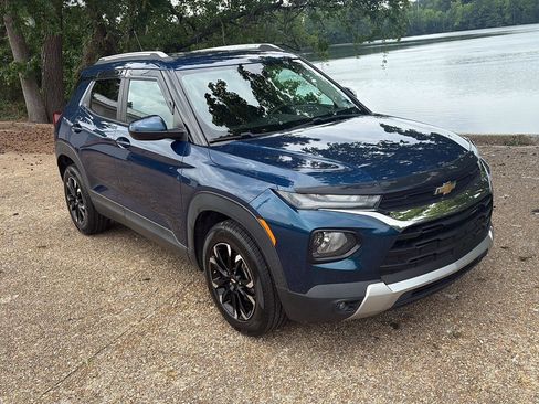 Used 2021 Chevrolet TrailBlazer LT w/ Convenience Package FWD image 2