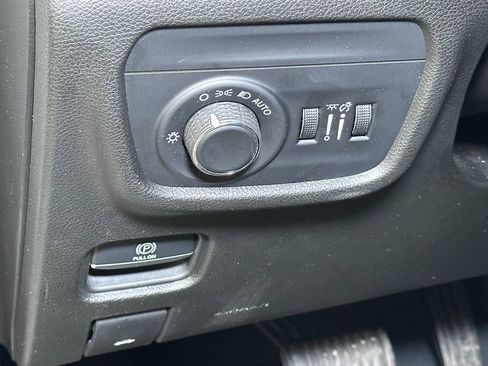 Used 2023 Jeep Grand Cherokee Laredo image 24