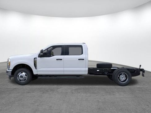 New 2026 Ford F350 XL w/ XL Chrome Package image 3