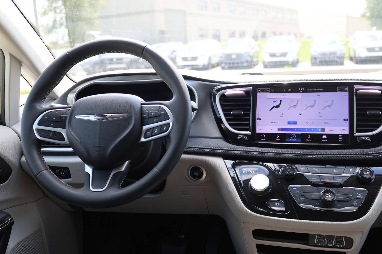Used 2023 Chrysler Pacifica Touring-L FWD image 25