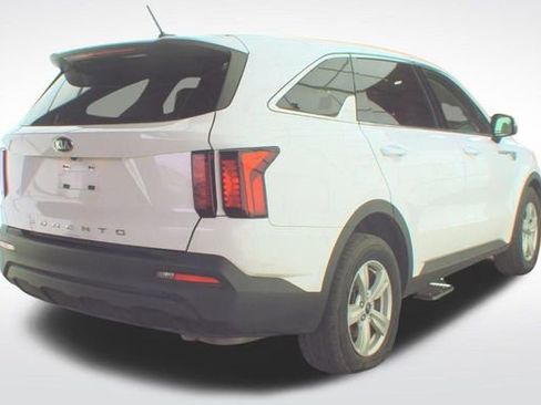 Used 2021 Kia Sorento LX FWD image 2