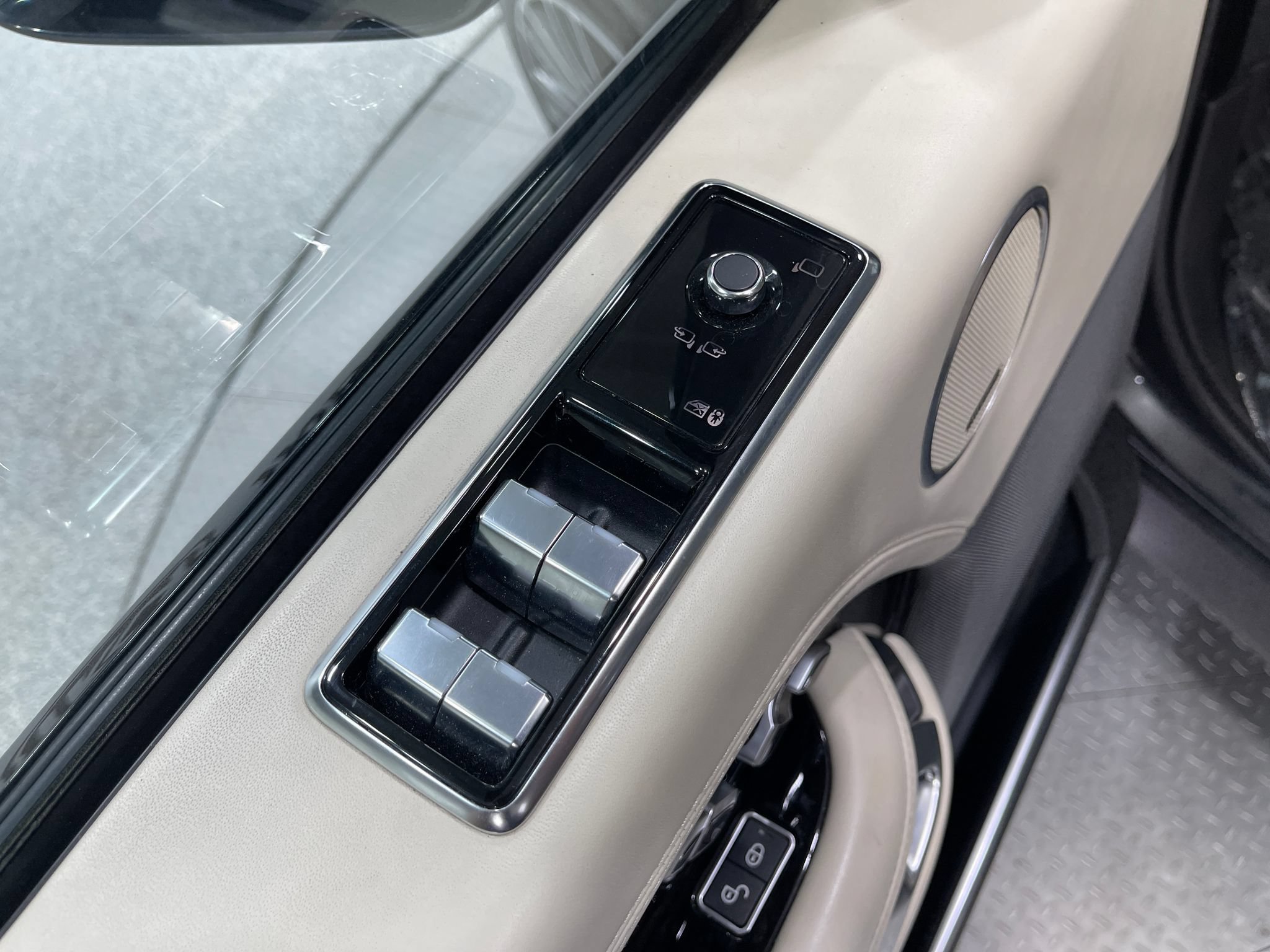 Used 2019 Land Rover Range Rover Autobiography AWD/4WD image 16