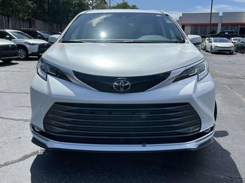 New 2026 Toyota Sienna Limited FWD image 8