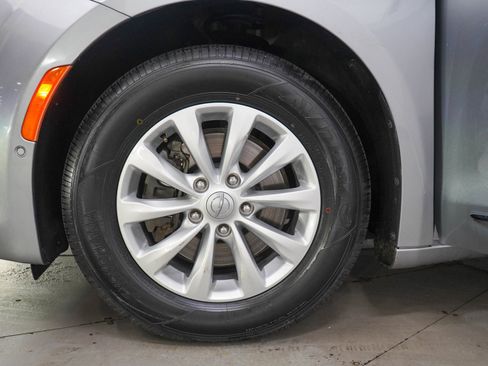 Used 2019 Chrysler Pacifica Touring-L w/ Advanced Safetytec Group FWD image 29