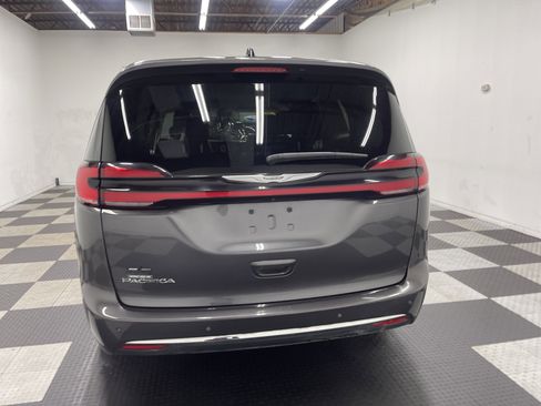 Used 2023 Chrysler Pacifica Touring-L image 3