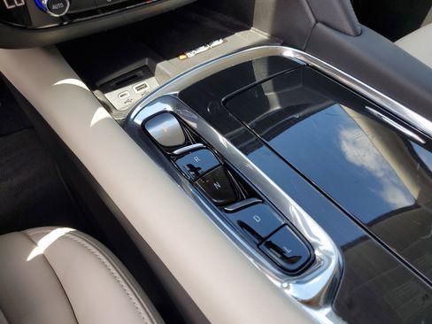 Used 2023 Buick Enclave Essence image 22