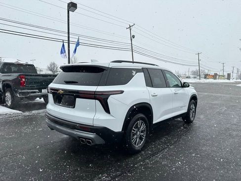 Used 2025 Chevrolet Traverse LT image 3