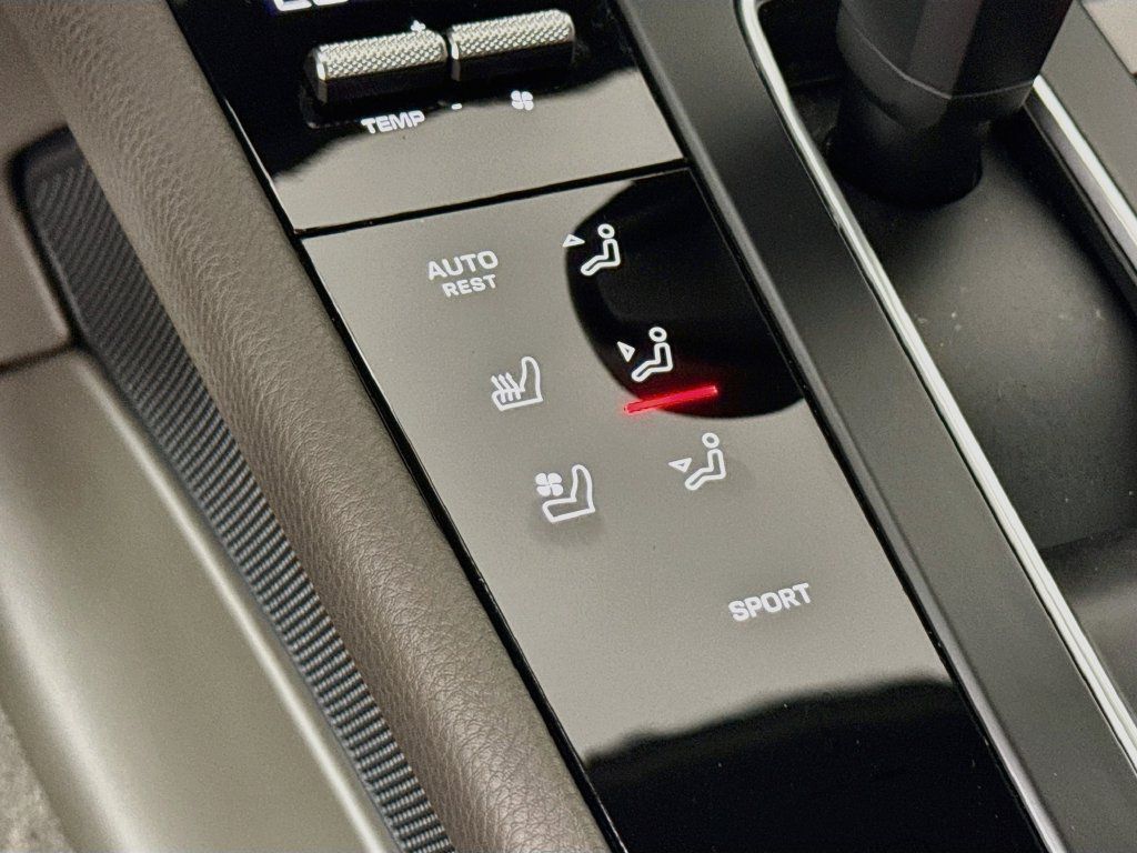 Certified 2026 Porsche Macan AWD/4WD image 22