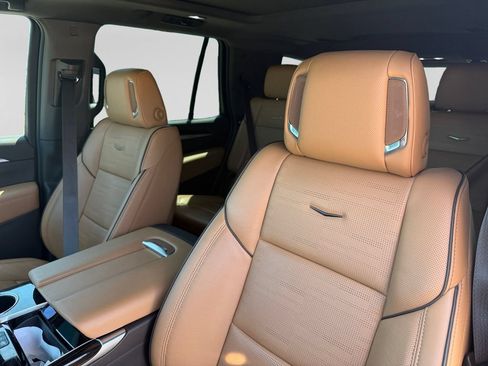 Used 2025 Cadillac Escalade Premium Luxury AWD/4WD image 23