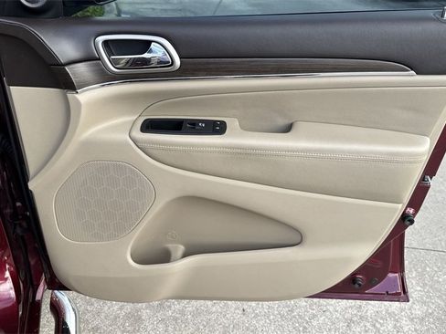 Used 2017 Jeep Grand Cherokee Overland image 44