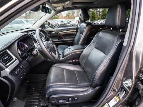 Used 2017 Toyota Highlander Limited image 32