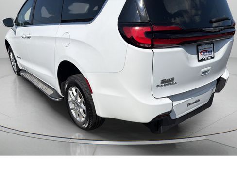 Used 2022 Chrysler Pacifica Touring-L FWD image 9