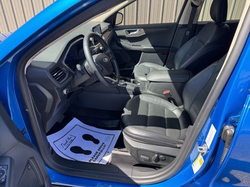 Used 2020 Ford Escape Titanium image 9