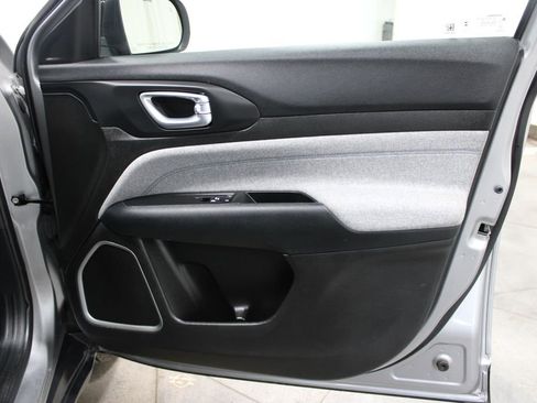 Used 2024 Jeep Compass Latitude image 31