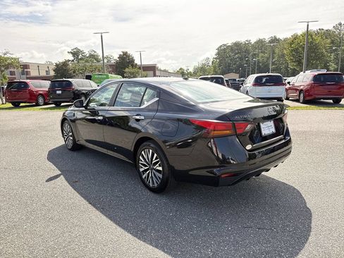 Used 2024 Nissan Altima 2.5 SV FWD image 7