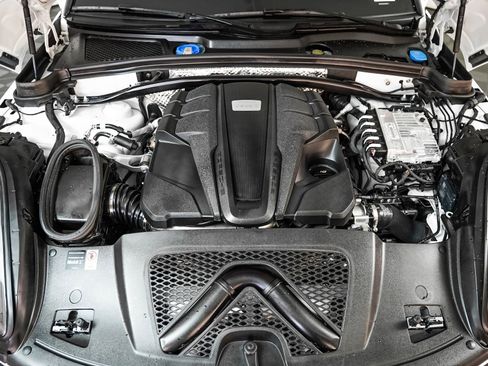 Certified 2025 Porsche Macan S image 13